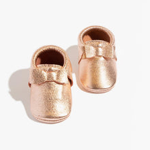 Cargar imagen en el visor de la galería, Rose Gold Bow Mocc Mini Sole