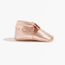 Cargar imagen en el visor de la galería, Rose Gold Bow Mocc Mini Sole
