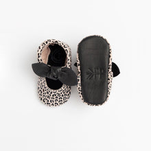 Cargar imagen en el visor de la galería, Glossy Leopard Knotted Bow Mocc
